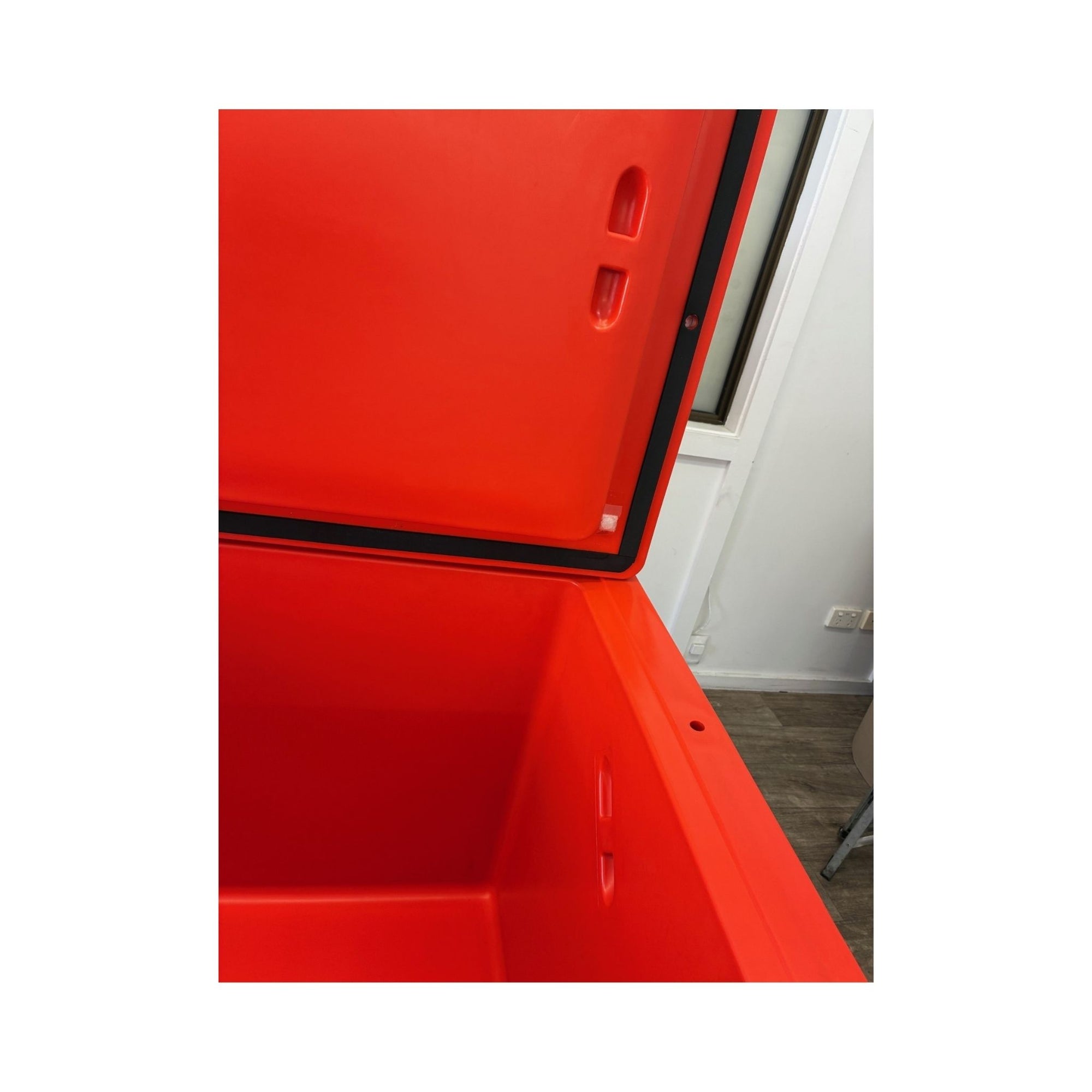 t300-tropical-ice-box-inside-lid-detail-rotomoulded